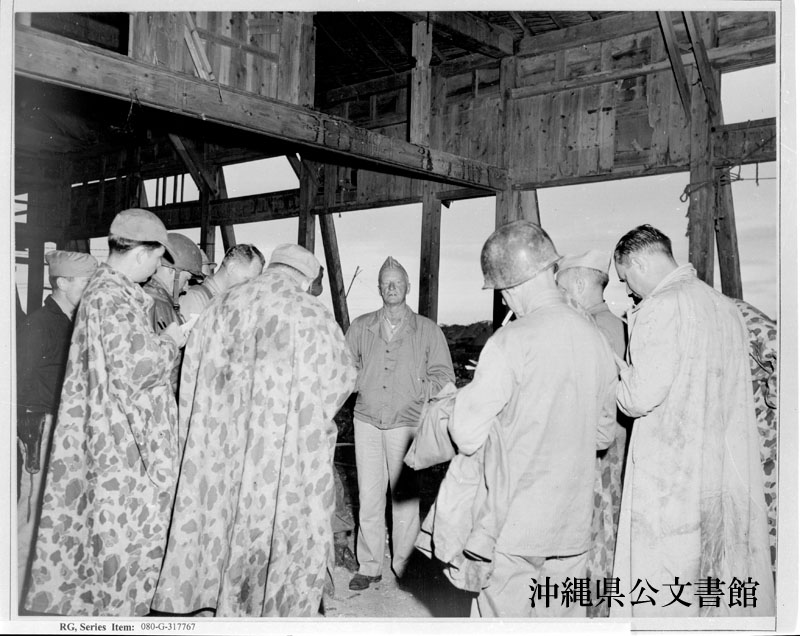 基地沖縄 カメラで捉えた１０年 貴重 （昭和２９年戦後琉球米軍写真集） Amazon.co.jp: 基地沖縄 カメラで捉えた10年 貴重 （昭和29年