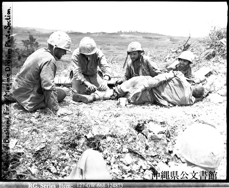 海軍兵のアルバム１冊　　生写真　約100枚貼り込み　戦争　軍人　軍隊　風俗資料 写真が語る沖縄 沖縄県公文書館